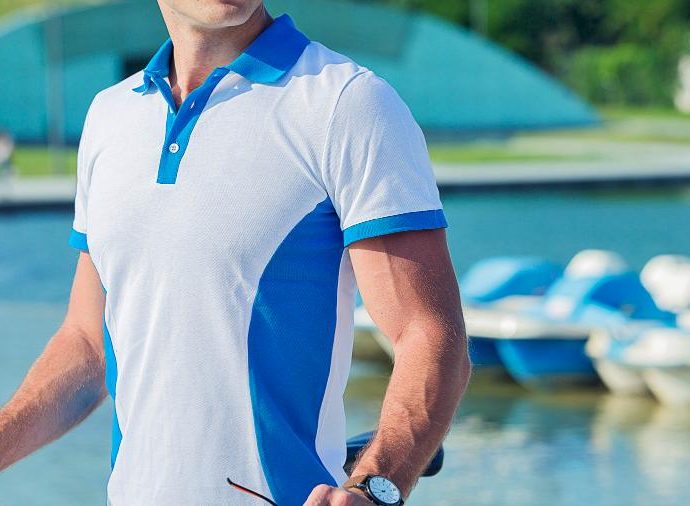 muskarac u polo majici